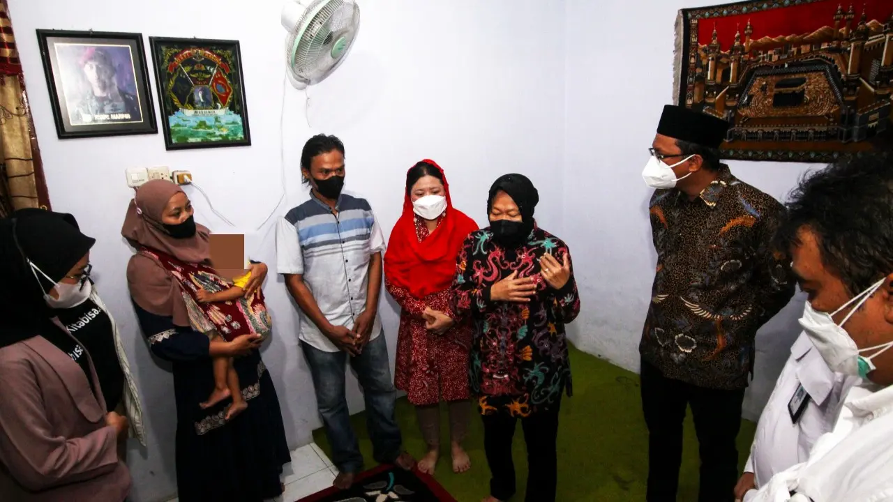 Mensos Risma menjenguk bocah tanpa anus di Sidoarjo. (Istimewa)