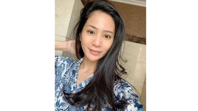 6 Potret Bunga Zainal Tampil Tanpa Makeup, Curi Perhatian