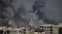 Kondisi kota Arbin yang dipenuhi kepulan asap usai terkena serangan udara dari pasukan Assad di wilayah Ghouta Timur, Suriah (7/2). (AFP Photo/Amer Almohibany)