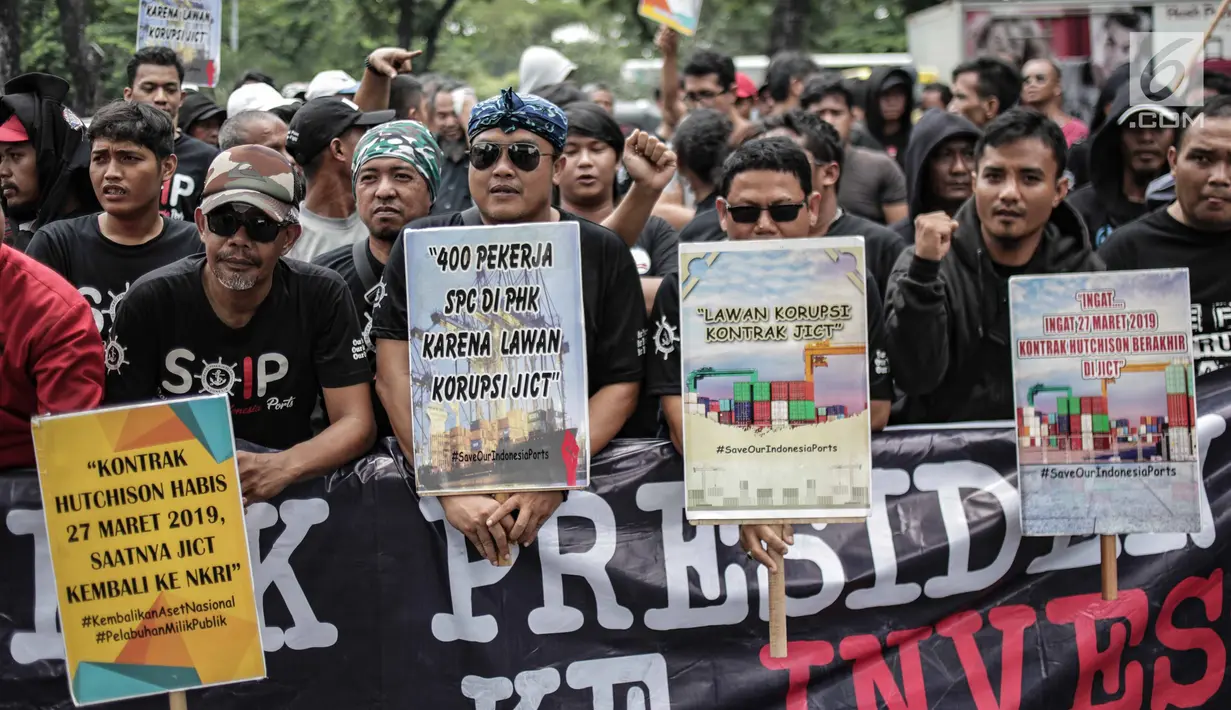 Pekerja SP JICT dan Pelabuhan Indonesia melakukan aksi di Kementerian BUMN, Jakarta, Rabu (27/2). Mereka menuntut pengelolaan aset publik pelabuhan petikemas terbesar di Indonesia, JICT, tidak diserahkan kembali ke Hutchison. (Liputan6.com/Faizal Fanani)