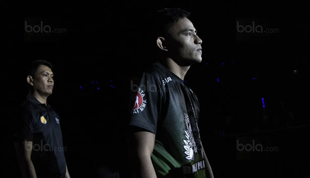 Petarung Indonesia, Stefer Rahardian, bersiap menghadapi petarung Pakistan, Muhammad Imran, pada laga One Championship di JCC Senayan, Jakarta, Sabtu (20/1/2018). Stefar berhasil mengalahkan Imran. (Bola.com/Vitalis Yogi Trisna)