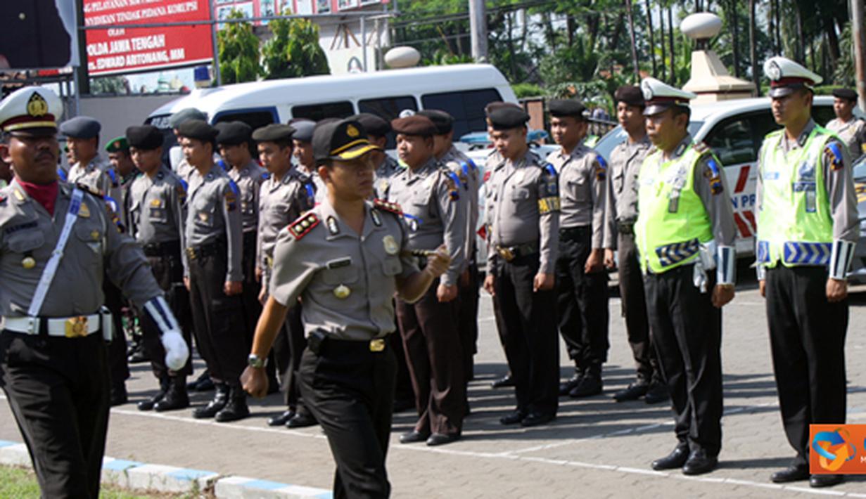 Citizen6, Kendal: Upacara yang diikuti oleh hampir 400 personil tersebut terdiri dari unsur Polri, TNI, Satpol PP, Dishub, Pramuka dan Pelajar, Satgas Ormas, SAR, Senkom dan Orari, Dishub, dan tokoh masyarakat. (Pengirim: Aryo Widiyanto)