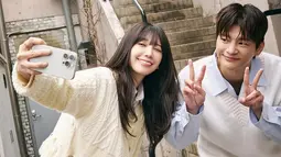 Foto dan video yang romantis dan bikin nostalgia membangkitkan kenangan indah bagi penggemar yang masih ingat chemistry luar biasa mereka di drama populer 'Reply 1997'. Hal ini semakin memperkuat chemistry mereka yang sudah terbangun sejak bertahun-tahun lalu. (Liputan6.com/IG/@epmusic.official)