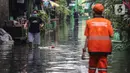 Warga menerobos banjir yang menggenangi lingkungan rumah tempat tinggal mereka di kawasan kecamatan Kebayoran Baru, Jakarta, Senin (25/01/2021). Hujan deras yang mengguyur Jakarta hari ini, Senin (25/1) menyebabkan terjadinya banjir di kawasan permukiman tersebut. (Liputan6.com/Johan Tallo)