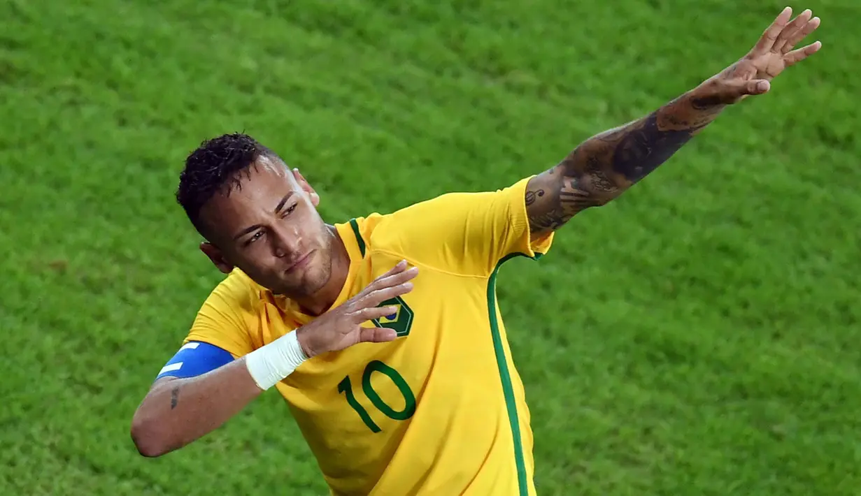 Aksi Neymar melakukan selebrasi  mengikuti gaya Usain Bolt setelah memastikan medali emas pada final sepak bola melawan Jerman di Stadion Maracana, Rio de Janeiro, (21/8/2016) dini hari WIB. (AFP/Martin Bernetti)