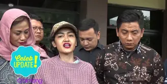 Julia Perez bersemangat untuk melihat proses rekonstruksi dugaan pemukulan yang dilakukan oleh Nikita Mirzani kepada asisten Julia Perez, Lucky.