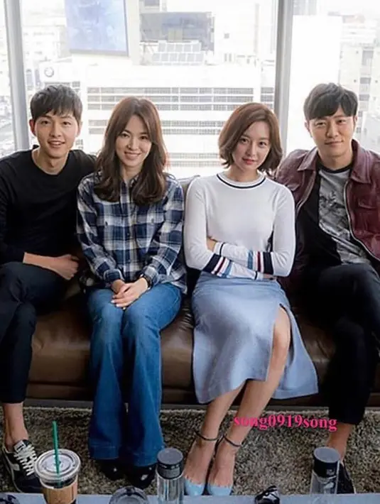 Song Joong Ki (kiri) merangkul pundak Song Hye Kyo. Ketika berfoto bersama dengan pasangan artis lainnya. (Liputan6.com/IG/song0919song)