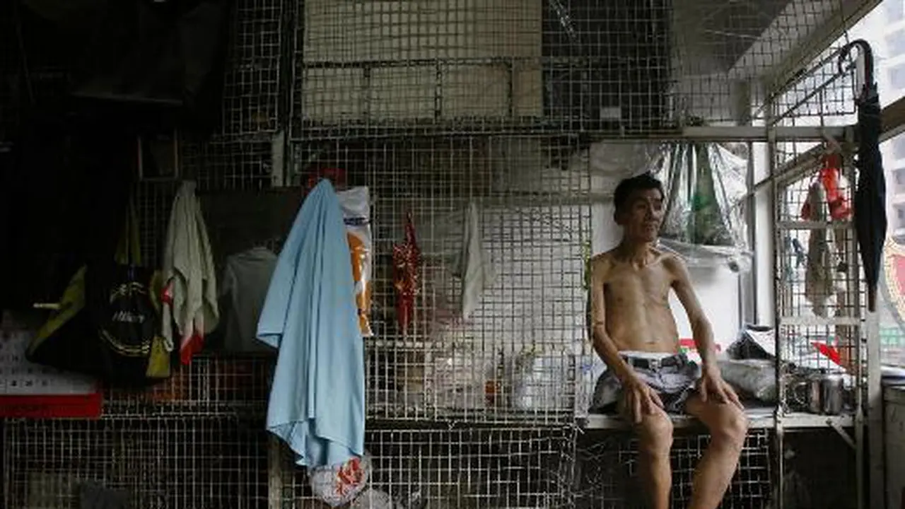 Orang-orang Ini Terpaksa Tinggal di Kandang Karena Mahalnya Sewa 