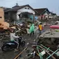 Pemandangan kehancuran usai tsunami menerjang Kampung Sumur Pesisir, Pandeglang, Banten, Senin (24/12). Pascatsunami Selat Sunda, warga pulang untuk mencari barang berharga miliknya. (Merdeka.com/Arie Basuki)