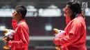 Atlet tolak peluru Indonesia, Suparniyati (kanan) hormat bendera saat seremoni usai meraih medali emas Asian Para Games 2018 di SUGBK, Jakarta, Senin (8/10). Suparniyati mencatat tolakan sejauh10,75 meter. (Bola.com/Vitalis Yogi Trisna)