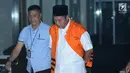 Bupati Lampung Tengah Mustafa (kanan) tertunduk saat akan meninggalkan Gedung KPK, Jakarta, Selasa (20/2). Mustafa diperiksa sebagai saksi dugaan suap persetujuan pinjaman daerah untuk APBD Lampung Tengah TA 2018. (Liputan6.com/Helmi Fithriansyah)