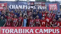 Para pemain UPI melakukan selebrasi usai menjuarai Torabika Campus Cup 2017 di Gor Jati Padjajaran, Jatinangor, Kamis (28/9/2017). UPI menang adu penalti atas Unigal. (Bola.com/M Iqbal Ichsan)