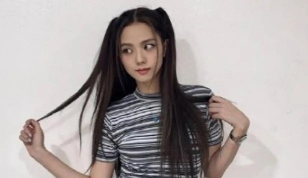 Jisoo juga masih tetap imut dengan kuncir duanya seperti saat ia masih kecil. Dengan rambut hitam tebalnya. (@sooyaaa__)