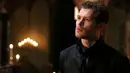 Joseph Morgan berperan sebagai Niklaus Mikaelson alias Klaus di The Vampire Diaries dan spin offnnya, The Originals. (etonline)