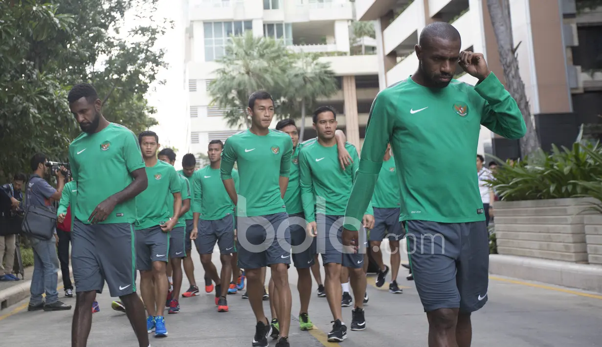 Boaz Solossa memimpin rekan-rekannya berlatih ringan jelang laga Final leg kedua Piala AFF 2016 di Thailand.  (Bola.com/Vitalis Yogi Trisna)