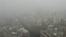 Layanan Meteorologi Nasional Argentina melaporkan, Kota Buenos Aires dan sekitarnya dilanda kepulan asap dan lapisan kabut tebal yang berasal dari kebakaran di negara tetangga Uruguay.  (AFP/Luis Robayo)