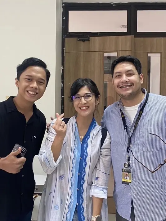 Nampak Dian mengenakan kalung emasnya dan jam tangannya. Ibu dua anak ini juga tampil berkacamata. Credit: @fikriramadhandi