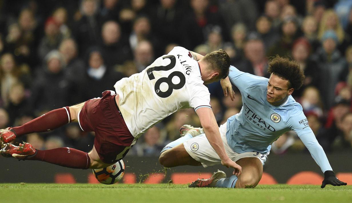 Gelandang Manchester City, Leroy Sane, berebut bola dengan bek Burnley, Kevin Long, pada laga Piala FA di Stadion Etihad, Manchester, Sabtu (6/1/2018). City menang 4-1 atas Burnley. (AFP/Oli Scarff)