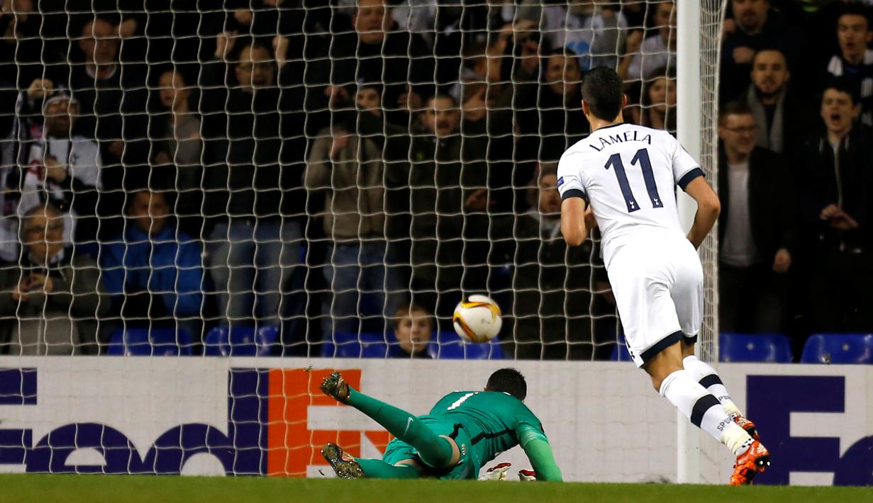 Erik Lamela saat mencetak gol ke gawang AS Monaco dalam laga Grup J Liga Europa yang berlangsung di Stadion White Hart Lane, London, Inggris, Kamis (10/12/2015). (AFP Ian Kington)