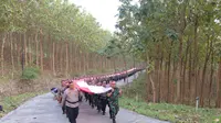 Bendera merah putih sepanjang 79 meter dibentangkan di Bandar Lampung.  Foto : (Istimewa).