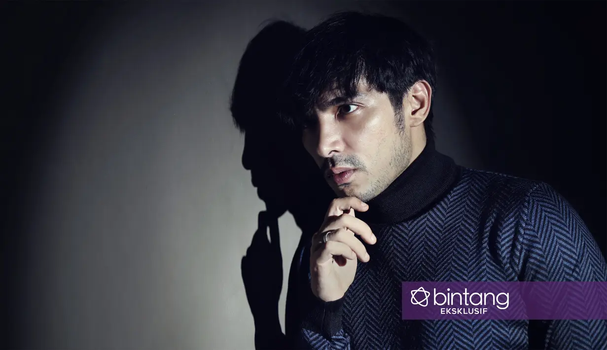 Sebagai ayah, ia merasa sangat dibutuhkan buah hati untuk sekedar berbagi dan menjadi pendengar buah hatinya mengeluarkan unek-uneknya. Aktor 35 tahun itu menjadi pendengar yang baik saat anak-anaknya menceritakan pengalamannya. (Nurwahyunan/Bintang.com)