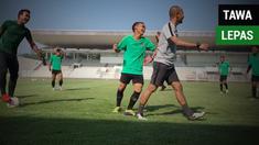 Berita video pemain Timnas Indonesia tampak ceria saat latihan menjelang laga menghadapi Filipina pada laga terakhir Piala AFF 2018. Keceriaan itu tampak meski Tim Garuda dipastikan tidak lolos fase grup.