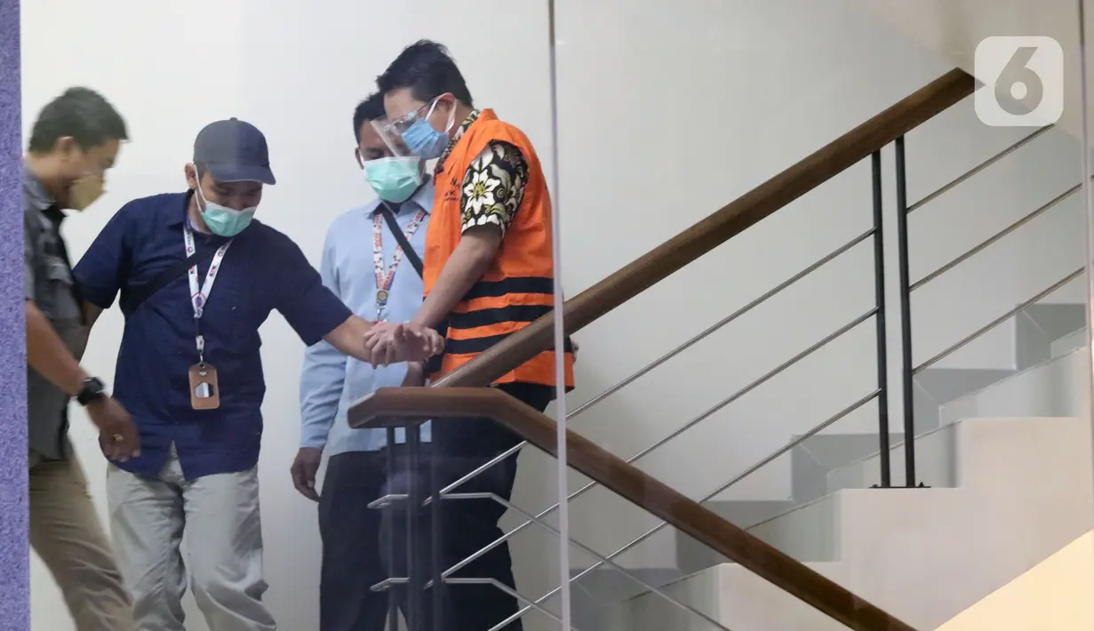 Aulia Imran Maghribi (kanan) Konsultan Pajak dari PT Gunung Madu Plantations bersiap mengikuti rilis penahanan di Gedung KPK, Jakarta, Kamis (17/2/2022). Aulia Imran Maghribi merupakan tersangka dugaan pemberian suap terkait pemeriksaan perpajakan tahun 2016-2017. (Liputan6.com/Helmi Fithriansyah)