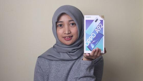 VIDEO: Unboxing dan Menjajal Oppo A92 Aurora Purple