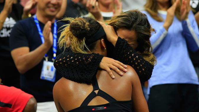Petenis Jepang, Naomi Osaka merayakan kemenangannya atas petenis AS, Serena Williams pada partai final AS Terbuka di New York, Sabtu (8/9). Osaka menjadi kampiun AS Terbuka setelah mengalahkan Serena Williams, 6-2, 6-4. (CHRIS TROTMAN/GETTY IMAGES/AFP)