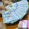 Petugas menunjukkan mata uang dolar dan mata uang rupiah di penukaran uang di Jakarta, Rabu (9/11). Nilai tukar rupiah terhadap dolar Amerika Serikat (AS) pada saat jeda siang ini kian terpuruk di zona merah. (Liputan6.com/Angga Yuniar)