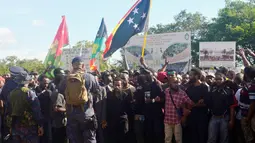 Aparat kepolisian mencegah unjuk rasa mahasiswa University of Papua New Guinea, di Ibu Kota Papua Nugini, Port Moresby, Rabu (8/6). Demonstrasi menuntut PM Papua Nugini, Peter O’Neill lengser itu berakhir ricuh. (PNGFM News/REUTERS)
