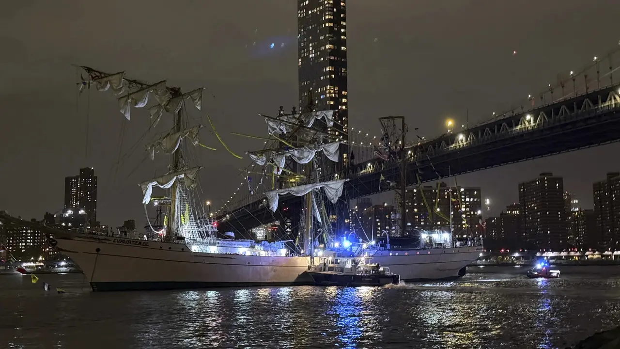 Sebuah kapal pelatihan Angkatan Laut Meksiko yang bertiang, Cuauhtémoc, terdampar setelah bertabrakan dengan Jembatan Brooklyn di New York pada Sabtu, 17 Mei 2025. (AP/Kyle Viterbo)