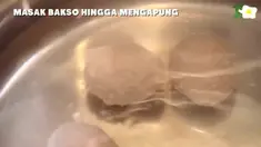 Cuaca yang tidak menentu seperti ini tentu membuat kita menjadi ingin makan makanan yang hangat dan berkuah. Apa lagi kalau bukan bakso? Nah Yuda Bustara punya resep Bakso Malang nih buat foodies yang ingin makan bakso tapi malas beli. Mau tahu giman...