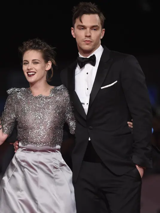 Perjalanan cinta yang rumit antara Nia (Kristen Stewart) dan Silas(Nicholas Hoult) ini dapat kita saksikan di cuplikkan pertama film Equals. (Bintang/EPA)