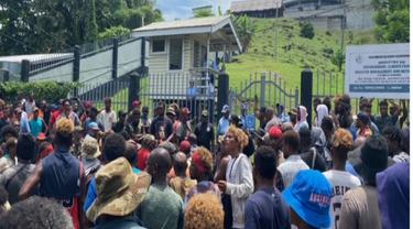 Warga Kepulauan Solomon berkumpul di depan gedung Parlemen di Honiara, menuntut pengunduran diri Perdana Menteri Manasseh Sogavare.(ABC News: Evan Wasuka)