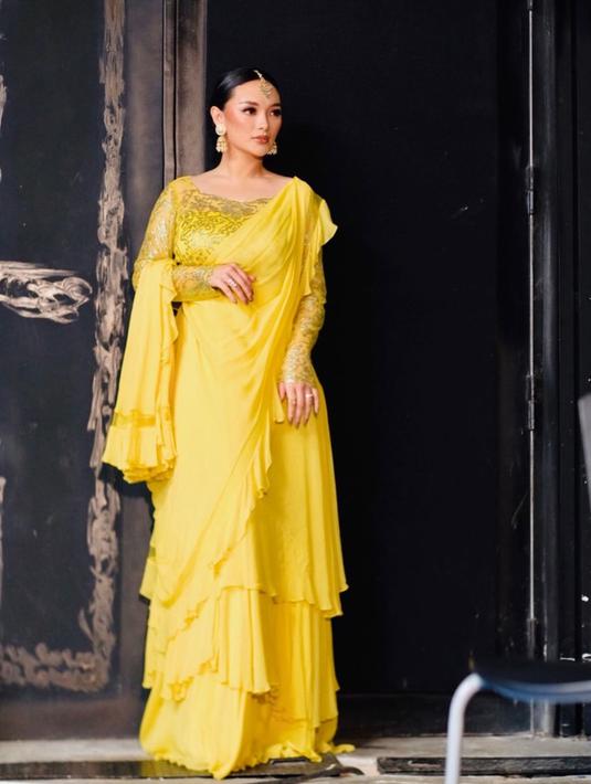 Zaskia Gotik tampil cantik bak boneka India dalam balutan kain sari. Penampilannya sukses bikin netizen berdecak kagum sekaligus pangling. Dipadukan dengan riasan tebal membuat kian serasi dengan setelan warna kuning yang ia pakai. (Liputan6.com/IG/@zaskia_gotix)