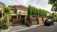 8 Inspirasi Pagar Rumah dengan Glodokan Tiang dan Batu Alam, Bikin Hunian Lebih Elegan