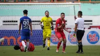 Pemain Persija Jakarta, Ondrej Kudela memprotes keputusan wasit saat laga lanjutan BRI Liga 1 2022/2023 antara Persija Jakarta melawan PSIS Semarang di Stadion Wibawa Mukti, Cikarang, Kamis (16/03/2023). (Bola.com/Bagaskara Lazuardi)