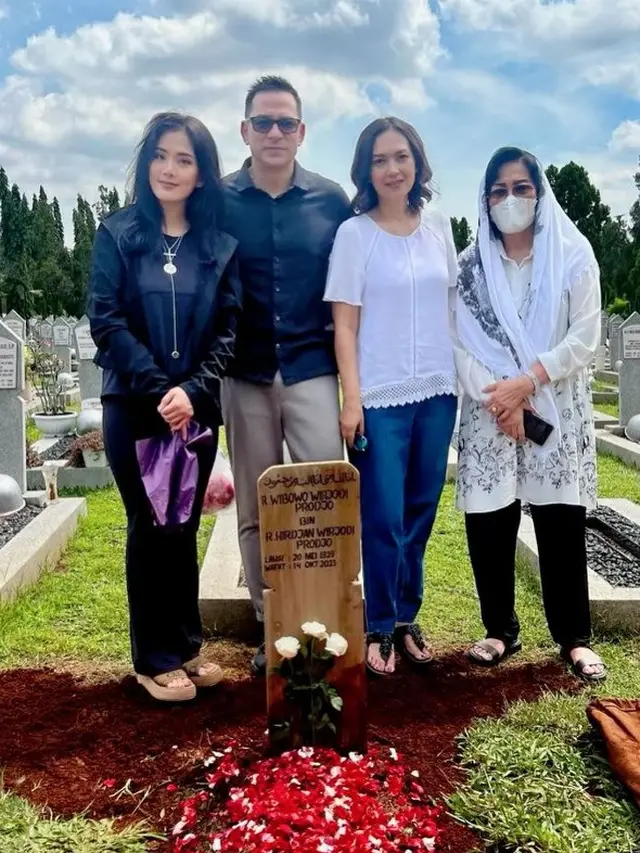 Potret Ira dan Ari Wibowo bersama Eve dan mama saat nyekar ke makam sang ayah (Sumber: Instagram/irawbw)