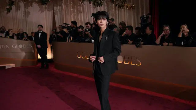 Joshua SEVENTEEN di Karpet Merah Golden Globes dengan rambut mullet. [Copyright: Associated Press]