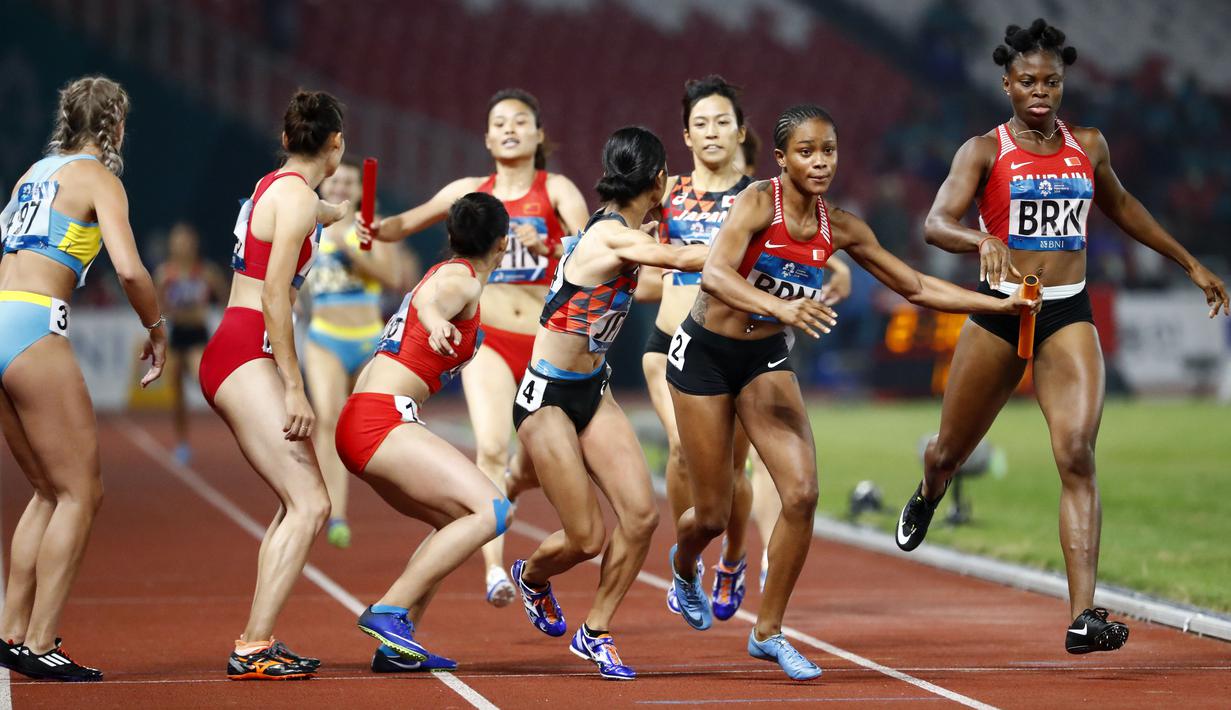 Para pelari saat beraksi pada lari estapet 4x400m wanita Asian Games di SUGBK, Jakarta, Kamis (31/8/2018). (AP/Bernat Armangue)