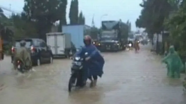 [VIDEO] Jalur Pantura Rusak Akibat Diterjang Banjir
