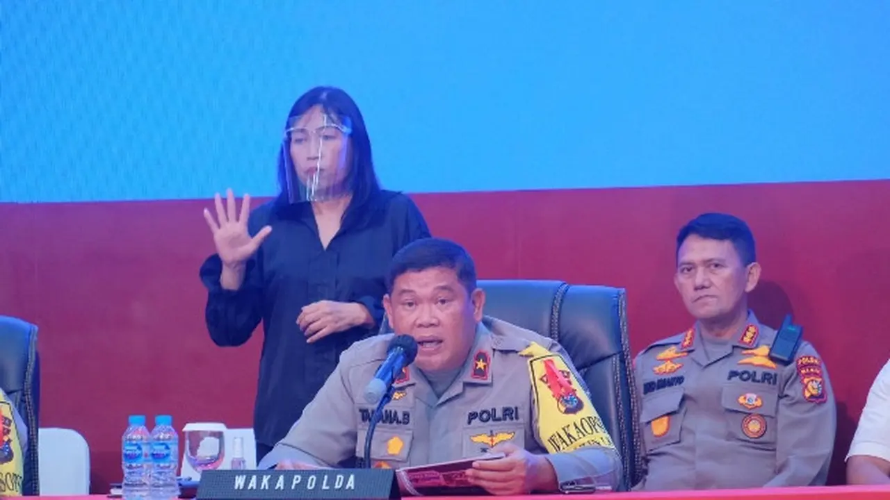 Wakil Kepala Polda Riau Brigjen Tabana Bangun dalam konferensi pers akhir tahun 2021.