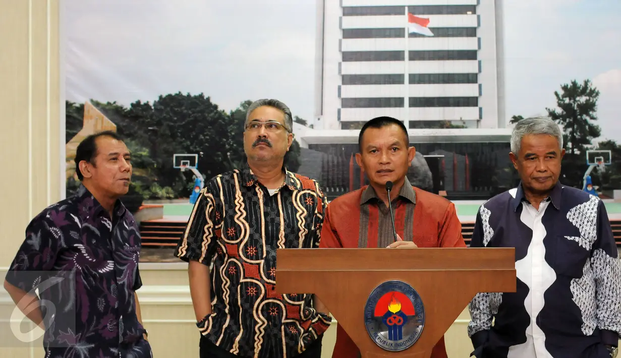 Anggota tim transisi, Lodewijk Freidrich Paulus (kedua kanan) menjawab pertanyaan wartawan usai melakukan pertemuan dengan Ketua Umum PSSI periode 2011-2015, Djohar Arifin di Kemenpora, Jakarta, Selasa (23/6/2015). (Liputan6.com/Helmi Fithriansyah)