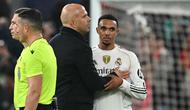 Pemain Real Madrid, Trent Alexander-Arnold (kanan) bercengrama dengan pelatih Liverpool, Arne Slot setelah berakhirnya laga Liga Champions 2025/2026 di Anfield, Liverpool, Inggris, Selasa (04/11/2025) waktu setempat. (AFP/Paul Ellis)
