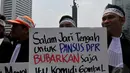 Sebuah tulisan cukup Provokatif dibentangkan para pengacara saat aksi di Bundaran HI, Jakarta, Kamis (11/9/2014) (Liputan6.com/Johan Tallo)
