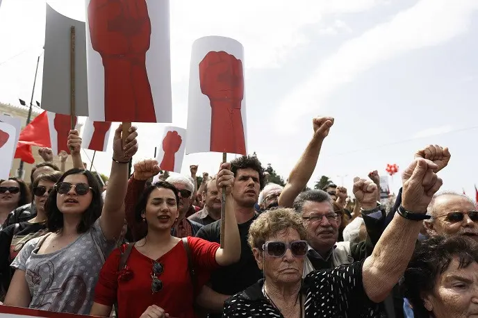 Peserta aksi Hari Buruh Dunia di Yunani (AP)