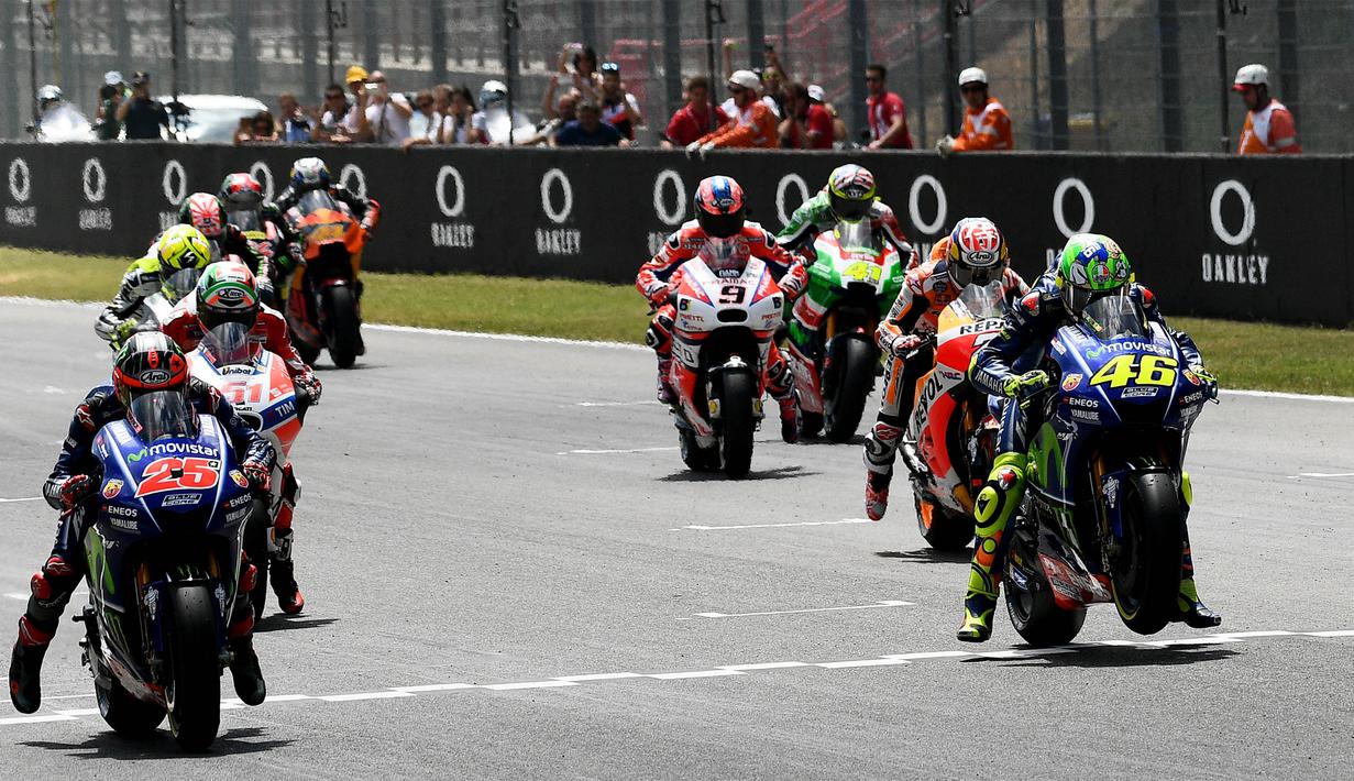 Para pebalap bersiap melakukan start pada balapan MotoGP Italia di Sirkuit Mugello, Minggu (4/6/2017). MotoGP Italia dimenangi oleh Andrea Dovizioso dengan catatan waktu 41 menit 32,126 detik. (AFP/Vicenzo Pinto)