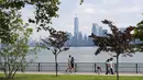 Sejumlah pengunjung melakukan tur ke Pulau Liberty di New York,  AS (20/7/2020). Pulau Liberty tempat Patung Liberty berada dibuka kembali pada Senin, meski bagian dalam area patung dan museum masih ditutup untuk umum. (Xinhua/Wang Ying)