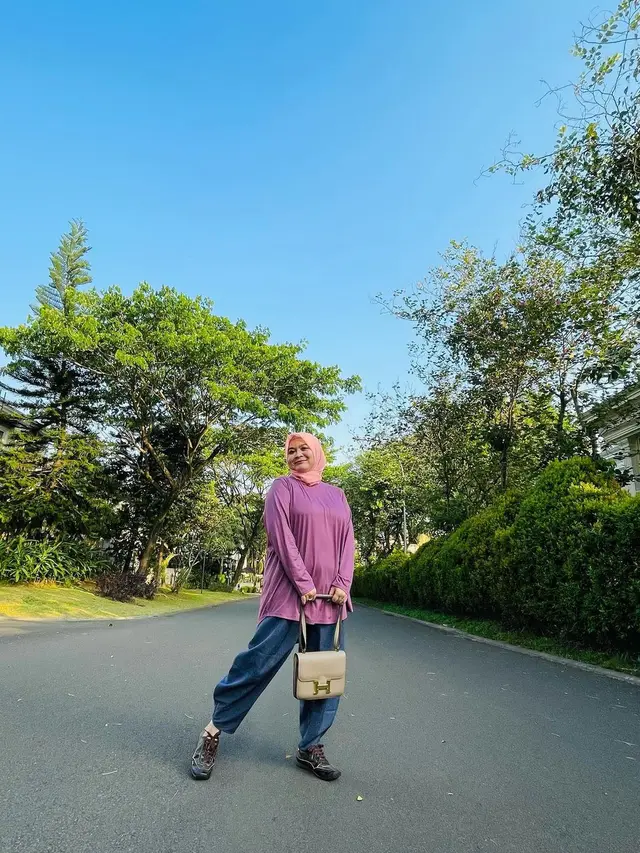 Lama Vakum, Ini 7 Potret Ulfa Dwiyanthi yang Tetap Awet Muda di Usia Hampir 50 Tahun